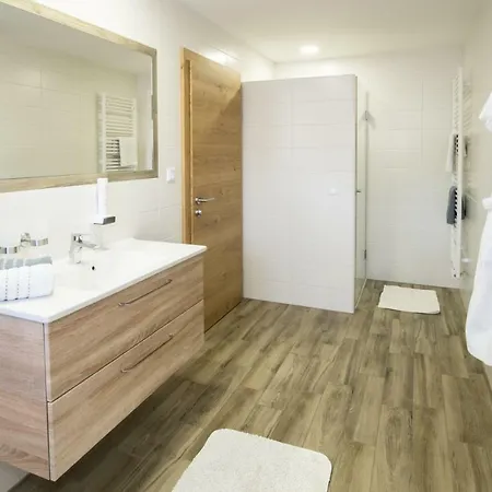 Hinterstrasser * מונדסי